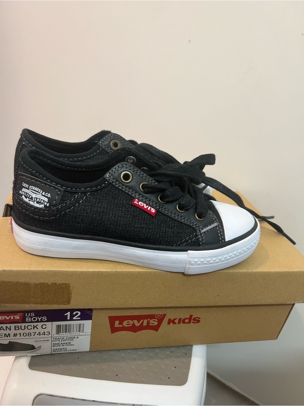 Levi's Black Low-Top Kids Canvas Sneakers with White Toe